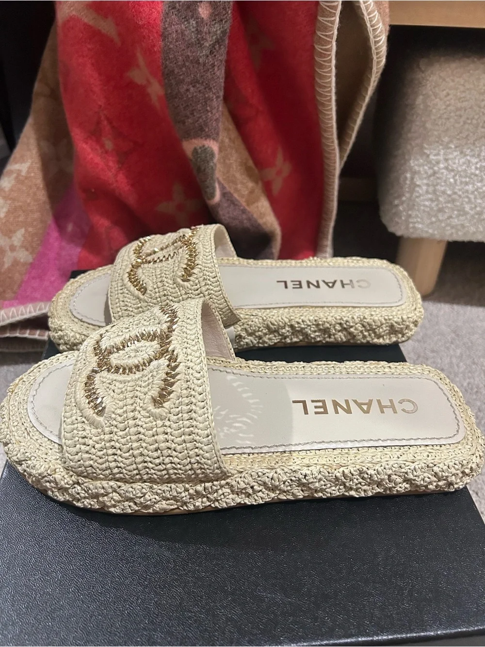 CHANEL cream logo 40